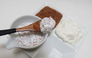Принимать семена льна - не только полезно, но и очень вкусно. Их можно употреблять вместе с кефиром или домашним йогуртом Принимать семена льна - не только полезно, но и очень вкусно. Их можно употреблять вместе с кефиром или домашним йогуртом