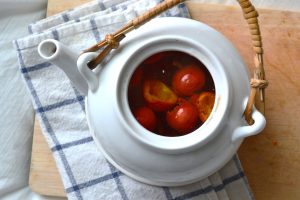 Несмотря на всю пользу и целебные свойства шиповника, следует быть осторожным при приеме лекарственных препаратов на основе этого растения Несмотря на всю пользу и целебные свойства шиповника, следует быть осторожным при приеме лекарственных препаратов на основе этого растения