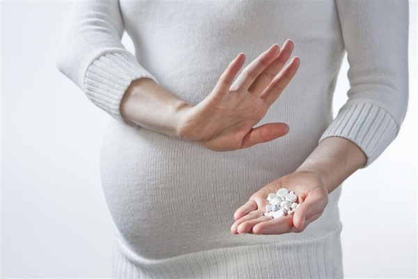Будущим мамочкам, а также женщинам, планирующим беременность, препарат принимать нельзя. Стоит найти безопасные народные рецепты, и те лучше использовать лишь после одобрения врача