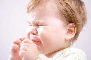 При выборе капель для носа меленькому ребенку следует быть особо внимательным и учитывать возраст малыша