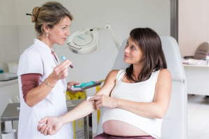 Беременные женщины сдают анализ трижды в период каждого триместра, по результатам коагулограммы врачи могут своевременно выявить угрозу преждевременных родов или выкидыша вследствие образования тромбов