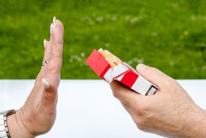 Врачи-наркологи относят курение к зависимости, но утверждают, что зависимость имеет больше психологический характер
