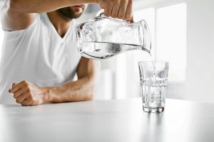 Минеральная вода очень полезна для организма человека. Однако далеко не всем ее можно употреблять - обязательно учитывайте свои хронические заболевания и проконсультируйтесь с врачом перед употреблением лечебной минеральной воды Минеральная вода очень полезна для организма человека. Однако далеко не всем ее можно употреблять - обязательно учитывайте свои хронические заболевания и проконсультируйтесь с врачом перед употреблением лечебной минеральной воды