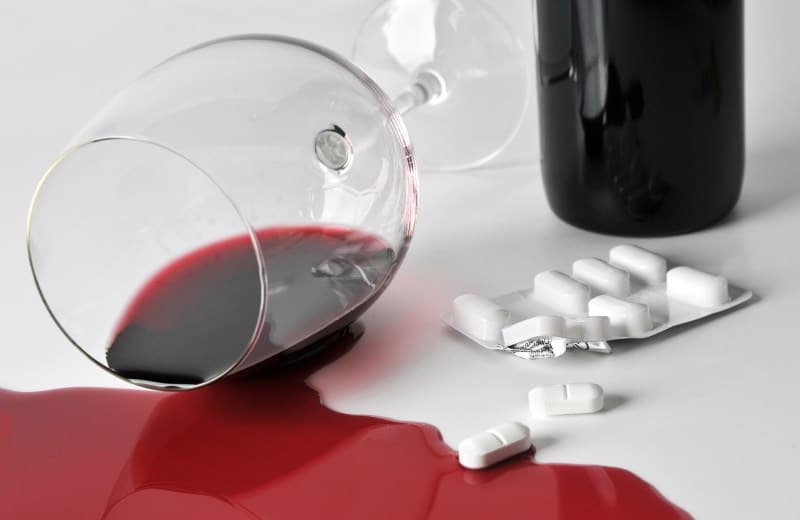 Алкоголь может значительно усилить побочные эффекты от приема препарата