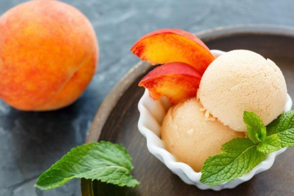 По такому же принципу можно готовить вегетарианское мороженое с любыми другими фруктами - манго, персиком, ананасом и пр. 