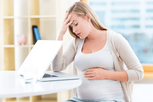 У беременных женщин матка увеличивает давление в брюшной полости, что вызывает постоянную отрыжку