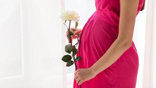 Токсикоз на ранних сроках возникает по причине нарушения механизма адаптации женского организма к беременности, а на поздних сроках он может возникнуть на фоне заболевания щитовидной железы, нервного напряжения или неправильного питания
