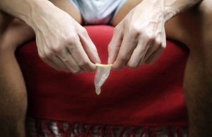 Использование презерватива - это надежный способ уберечь себя и партнера от возможного инфицирования