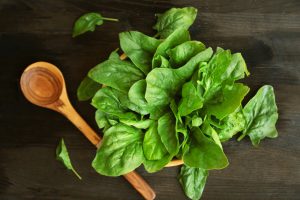Шпинат – растение с темно-зелеными листьями, которое содержит много питательных веществ и мало калорий