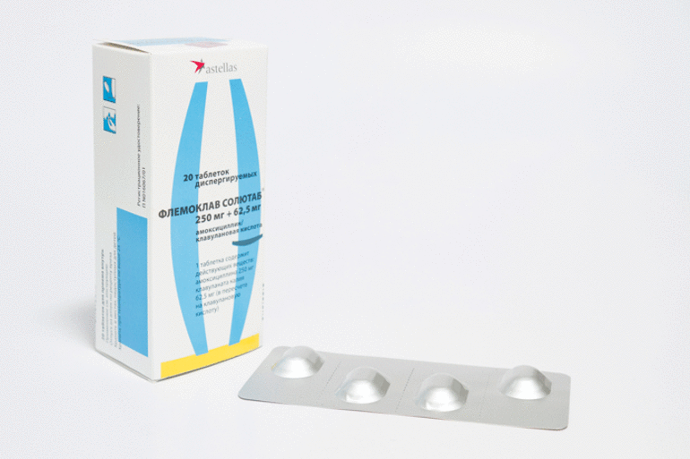 На фото растворимые в воде таблетки Флемоклав Солютаб 250 мг + 62,5 мг, 20 шт в упаковке.