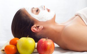 Яблоки – очень эффективное средство по уходу за кожей, особенно за вялой и увядающей. Яблочные маски улучшают обменные процессы в коже, осветляют и очищают кожу, делая лицо свежим и привлекательным