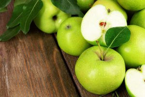 Сорта яблок зеленого цвета содержат в себе наибольшее количество аскорбиновой кислоты, поэтому такое яблоко необходимо включать в рацион в холодное время года, чтобы укрепить иммунитет и обезопасить себя от простудных заболеваний 