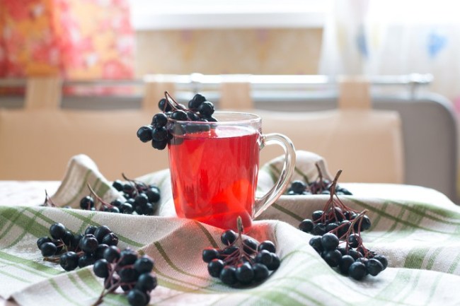 Чай из черноплодной рябины - настоящий кладезь витаминов, оказывает общеукрепляющее действие на организм