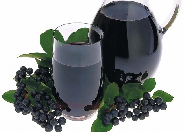 Сок из черноплодной рябины полезен при повышенном артериальном давлении, атеросклерозе, болезнях печени и почек