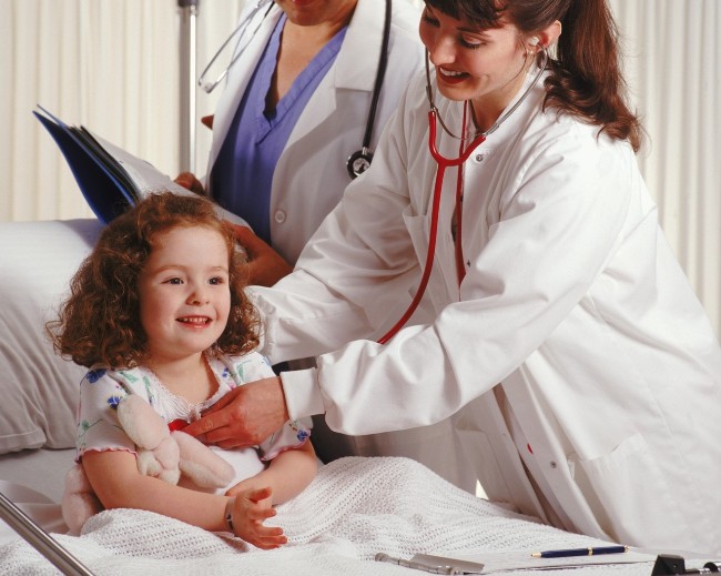 Если кроме рвоты и температуры у ребенка появляются судороги, обмороки, одышка - необходима срочная госпитализация
