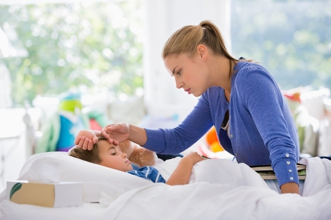 Рвота и температура у ребенка могут возникнуть по причине нарушения пищеварения или из-за кишечной инфекции
