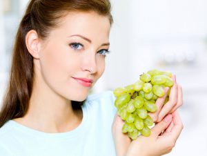 Умеренное потребление винограда показано беременным женщинам, если у них нет индивидуальной непереносимости и хронических патологий, при которых нельзя принимать продукт