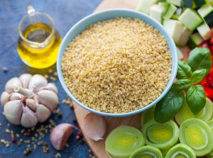 Булгур - полезная крупа из пшеницы, содержит в своем составе витамины и микроэлементы, которые нужны для нормального функционирования органов и систем человека