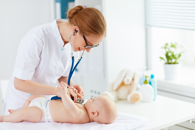 Лечить кашель у новорожденного ребенка нужно под присмотром врача