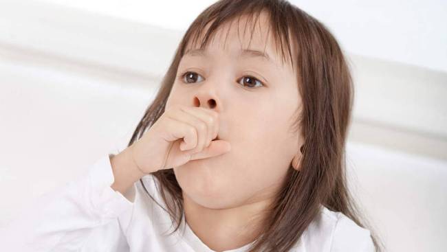Сухой кашель у ребенка может возникать при хроническом воспалительном процессе в дыхательных путях. При этом у ребенка наблюдается слабость