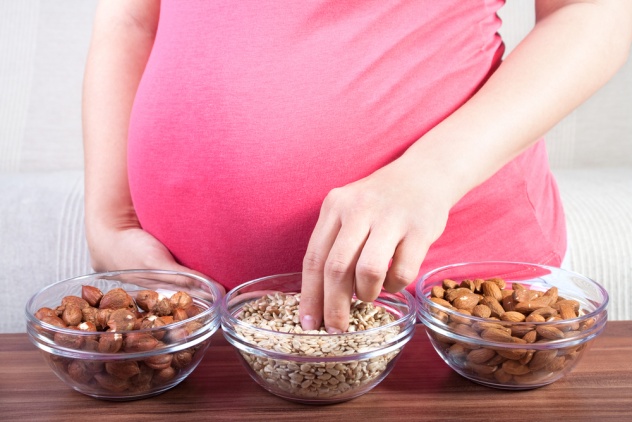 Семечки снижают проявления токсикоза при беременности, а также оказывают положительное влияние на плод