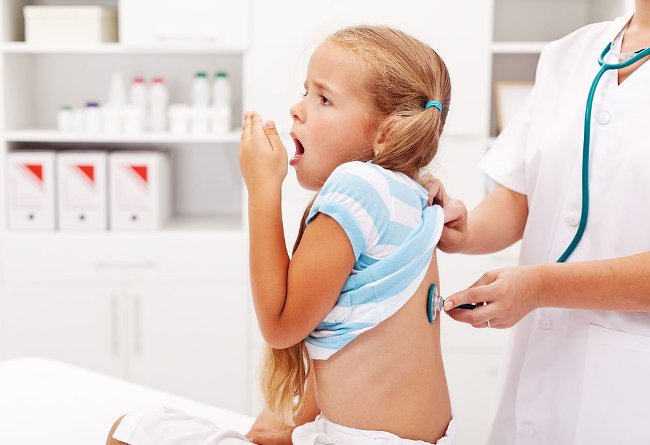 При возникновении сухого кашля у ребенка нужно обратиться к врачу, он поможет выяснить причину и назначит лечение