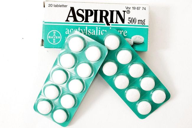 Аспирин - бюджетное жаропонижающее средство, главное действующее вещество - ацетилсалициловая кислота