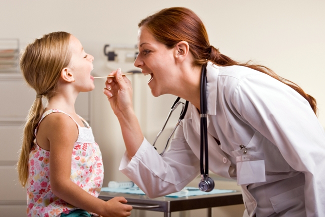 Тонзиллит у детей может быть острым или хроническим. Острая форма имеет ярко выраженные симптомы