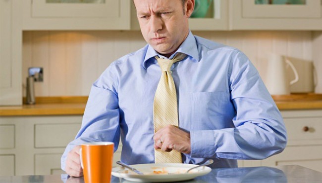 Тяжесть в желудке после еды может возникать по многим причинам. Для выяснения и устранения причины нужно обратиться к врачу, самолечением заниматься нельзя!