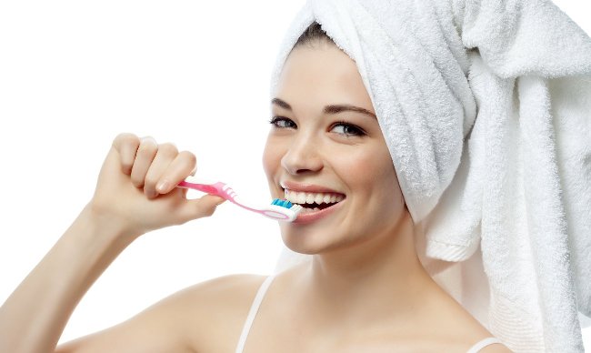 Чтобы виниры долго прослужили, необходимо их чистить регулярно зубной щеткой и пастой