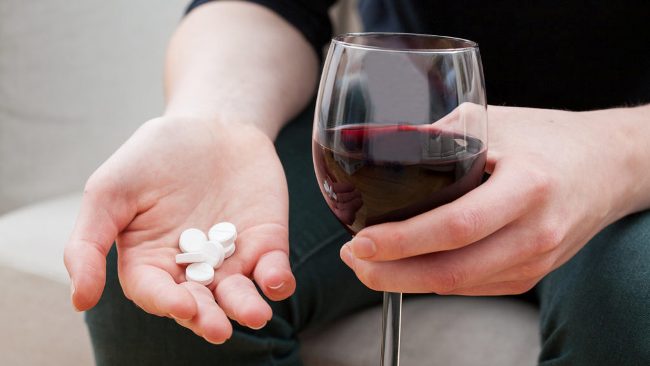 Совмещение приема антибиотиков с алкоголем может повлечь за собой поражение печени и ЦНС