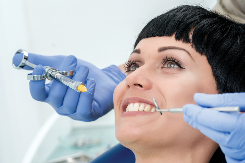 Лидокаин широко применяется в стоматологии для обезболивания во время лечения и удаления зубов