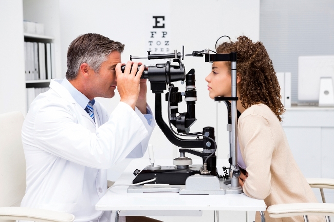 Офтальмолог занимается диагностикой и лечением заболеваний глаз