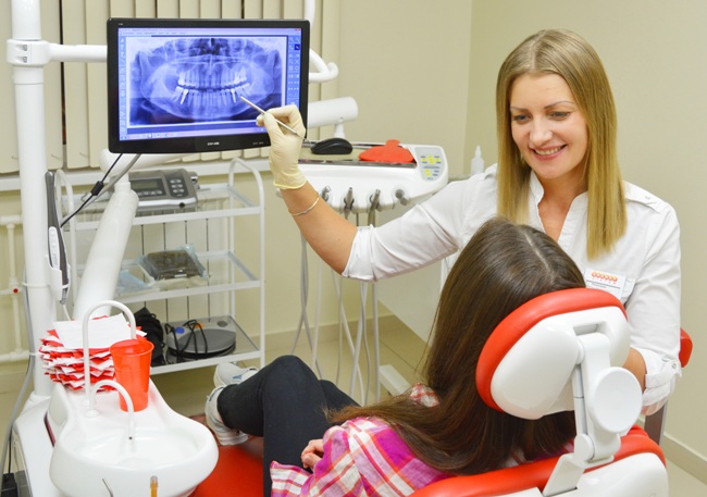 Прием ортодонта начинается с опроса и комплекса диагностических обследований. После этого выбирается тактика лечения