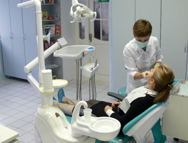 Ортодонт - врач-стоматолог, который занимается исправлением неправильного прикуса зубных рядов