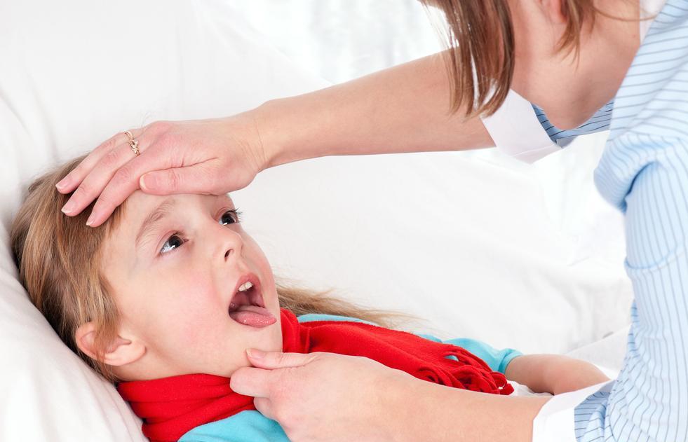 При развитии стрептококковой инфекции ребенка беспокоит боль в горле, а также повышается температура тела