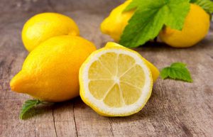 Хорошо зарекомендовало себя в борьбе с болезнью народное средство, приготовленное на основе лимонов, чеснока и петрушки