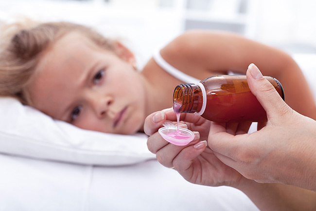 Наиболее безопасными и эффективными лекарственными средствами в борьбе против кашля у детей являются сиропы