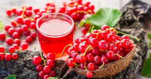 Сок из ягод имеет мягкое мочегонное действие, также позволяет выводить из организма лишнюю желчь