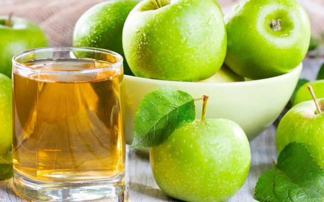Яблочный сок лучше выпить сразу после приготовления, потому что он очень быстро окисляется и становится непригодным для нужного эффекта