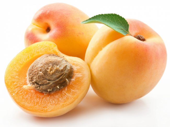 Несмотря на сладкий вкус, 100 гр. абрикоса содержат 44 килокалории, это диетический продукт с легко усвояемыми углеводами
