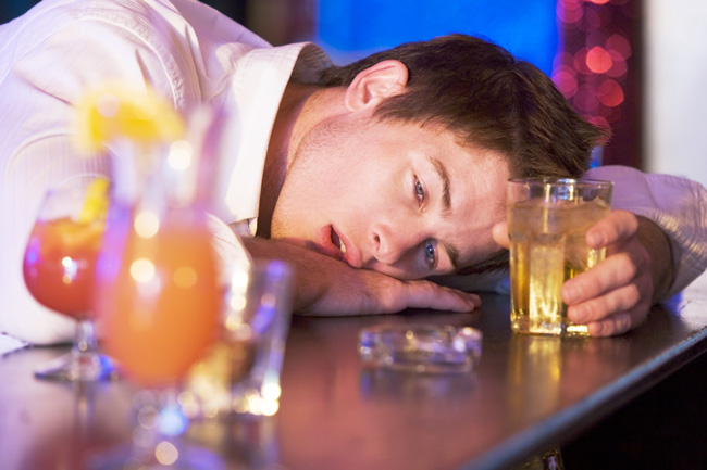 При чрезмерном употреблении алкоголя, наступает интоксикация организма этиловым спиртом, которая может вызвать различные нарушения, вплоть до алкогольной комы
