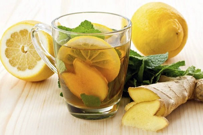 Облегчить состояние при алкогольном отравлении можно с помощью средств народной медицины, чай с лимоном и сахаром, отвар шиповника помогут избавиться от похмельного синдрома а чай с имбиря и мяты снимет тошноту