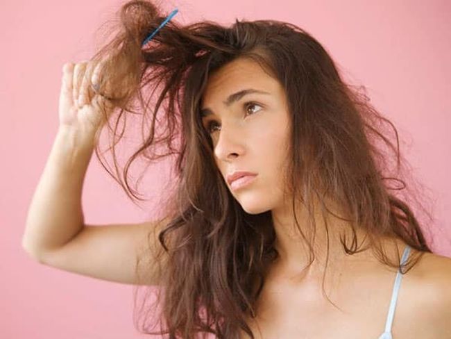 При алопеции блокируется рост волос, а вскоре могут быть поражены волосяные фолликулы