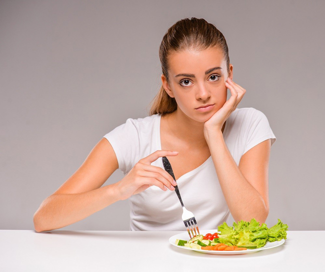 Люди болеющие анорексией, могут либо строго ограничивать себя в еде, либо чередовать периоды голодания с приступами неконтролируемого переедания.