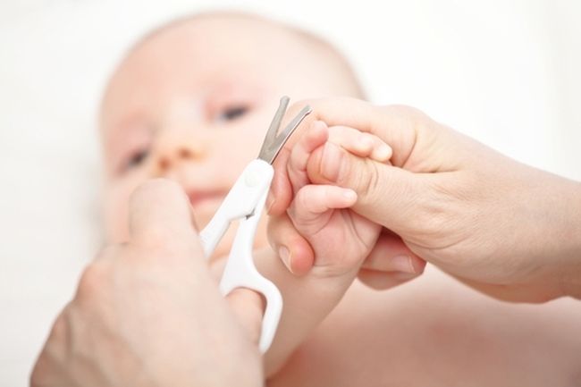 Белые пятна на ногтях у детей могут возникать в том числе из-за неправильного или недостаточного питания