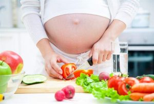 Очень часто для нормализации уровня белка в моче у беременной женщины достаточно лишь подобрать правильную диету, исключая соль и влагоудерживающие продукты из рациона