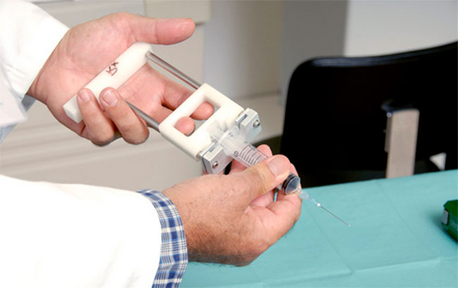 При пункционной биопсии взятие материала происходит путем прокола ткани иглой и засасывания его с помощью шприца или вакуумного насоса