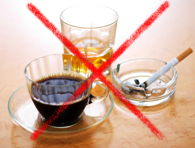 При болях в грудине посередине следует отказаться от кофе, алкогольных напитков и курения