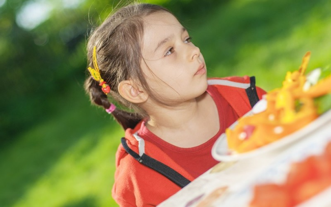 Если ваш ребенок страдает избыточным весом и характерным пристрастием к еде - обязательно обратитесь к педиатру или невропатологу, чтобы составить план лечения.